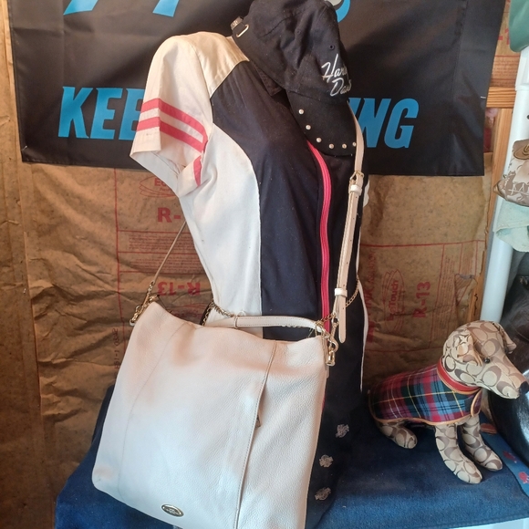 Coach Isabella - Picture 11 of 14